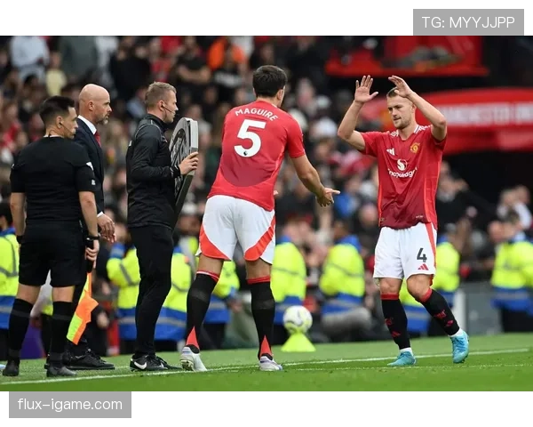 曼联争冠困境凸显:战术体系转型缓慢,豪门地位滑落下的阵容危机与战术失范 曼联争冠困境凸显:战术体系转型缓慢,豪门地位滑落下的阵容危机与战术失范